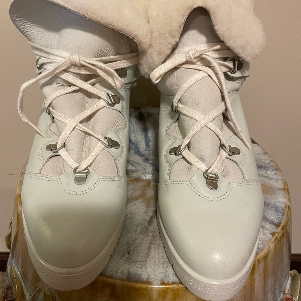 La CANADIENNE White Winter Boots with Chunky Sole
